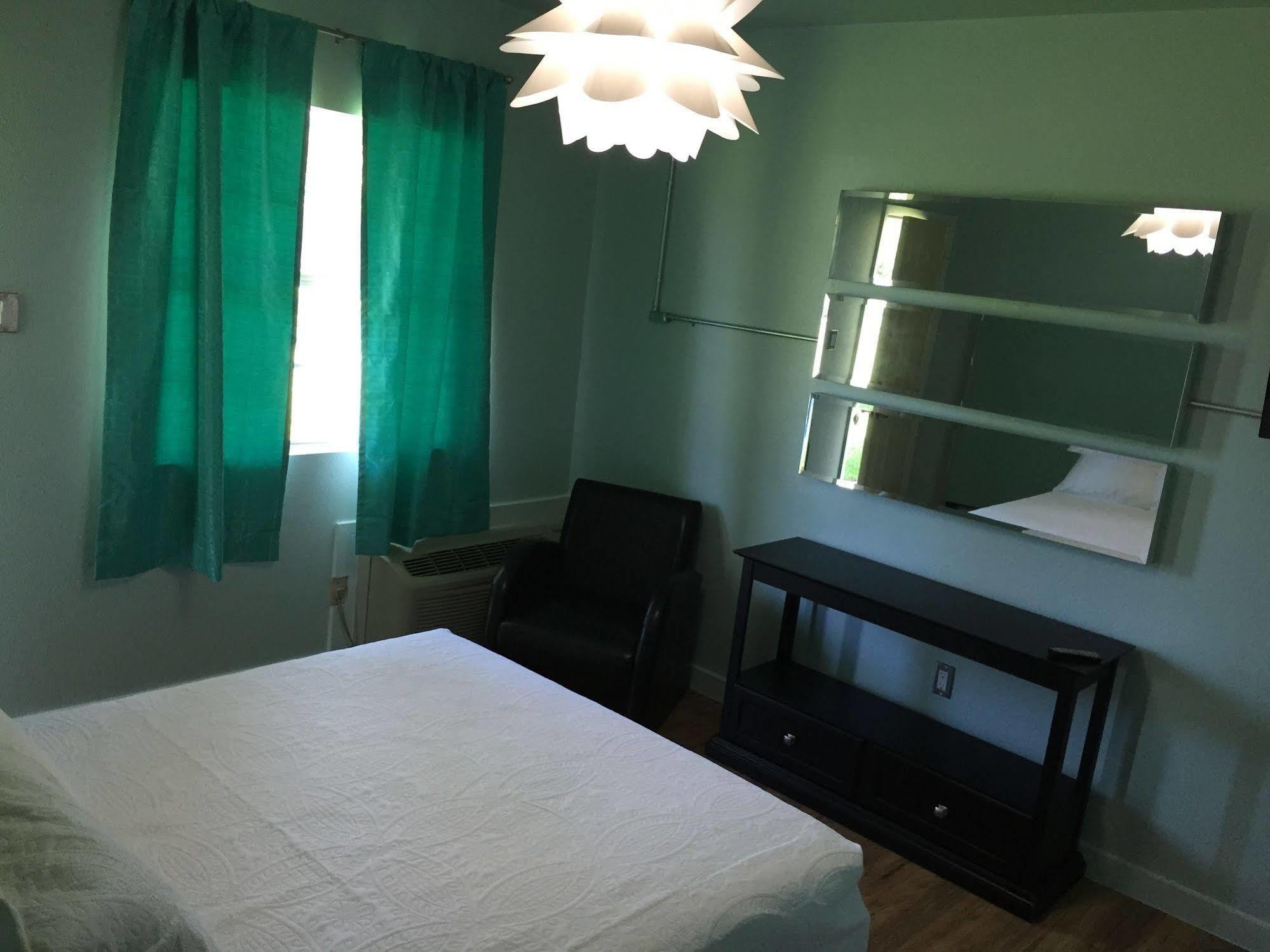 Rooms At The Pecan Olmito エクステリア 写真